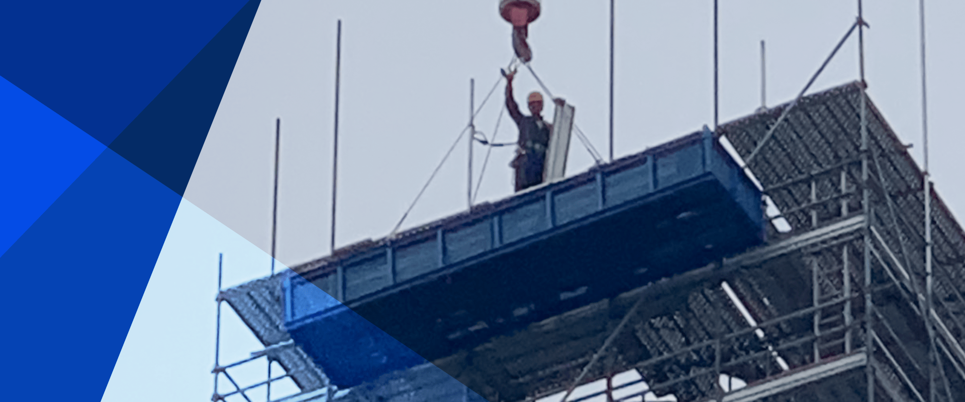 クレーンを使用して建設する様子